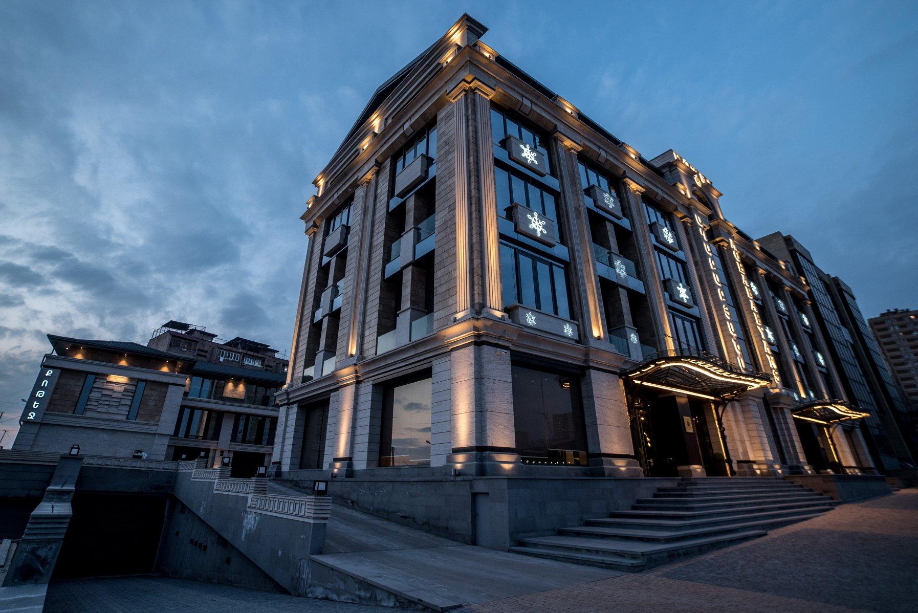 アガバビアンズ ホテル エレバン エクステリア 写真 The headquarters of the National Bank of Georgia