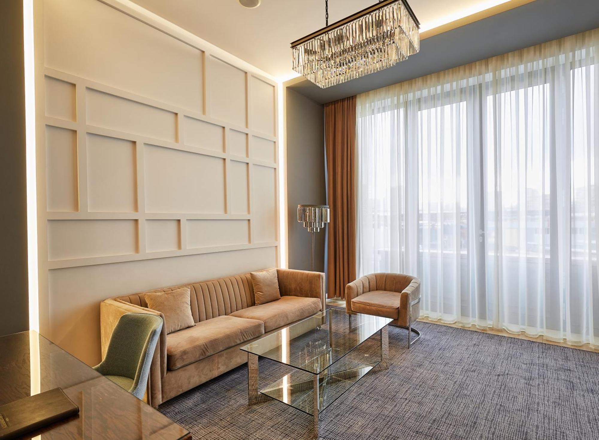 アガバビアンズ ホテル エレバン エクステリア 写真 A living room in a suite at the hotel