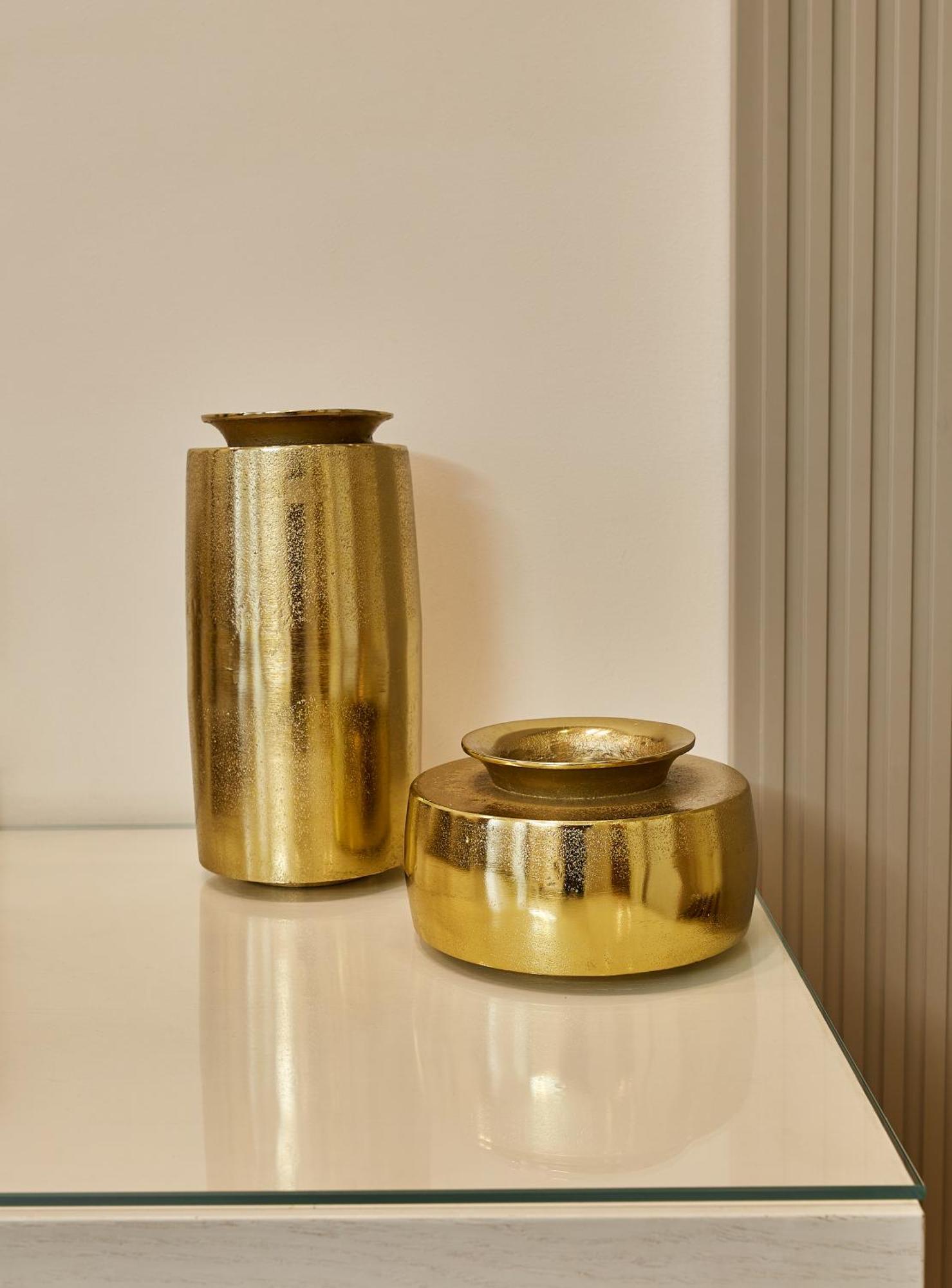アガバビアンズ ホテル エレバン 部屋 写真 Gold ceramic vases