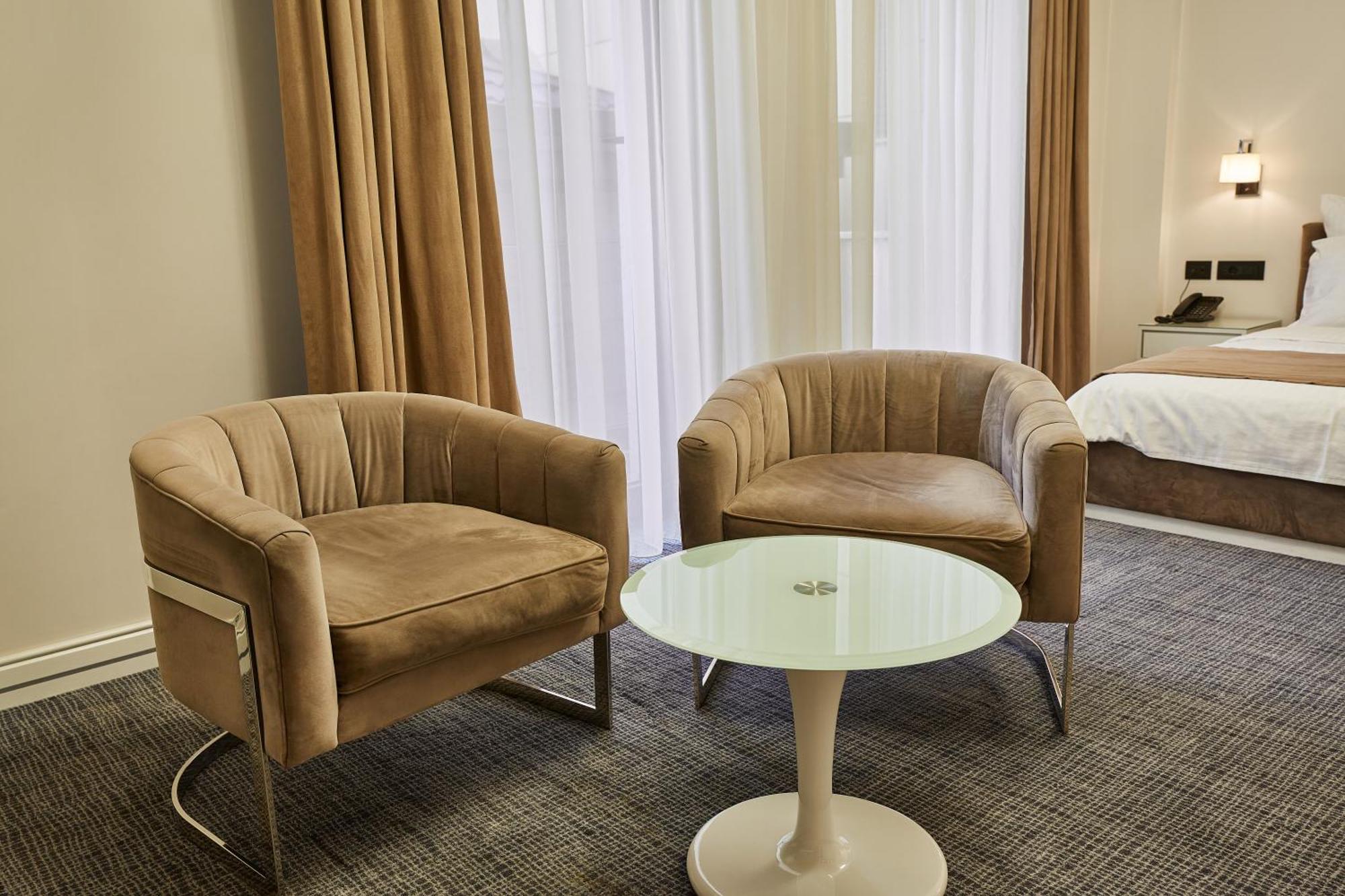 アガバビアンズ ホテル エレバン 部屋 写真 A pair of club chairs