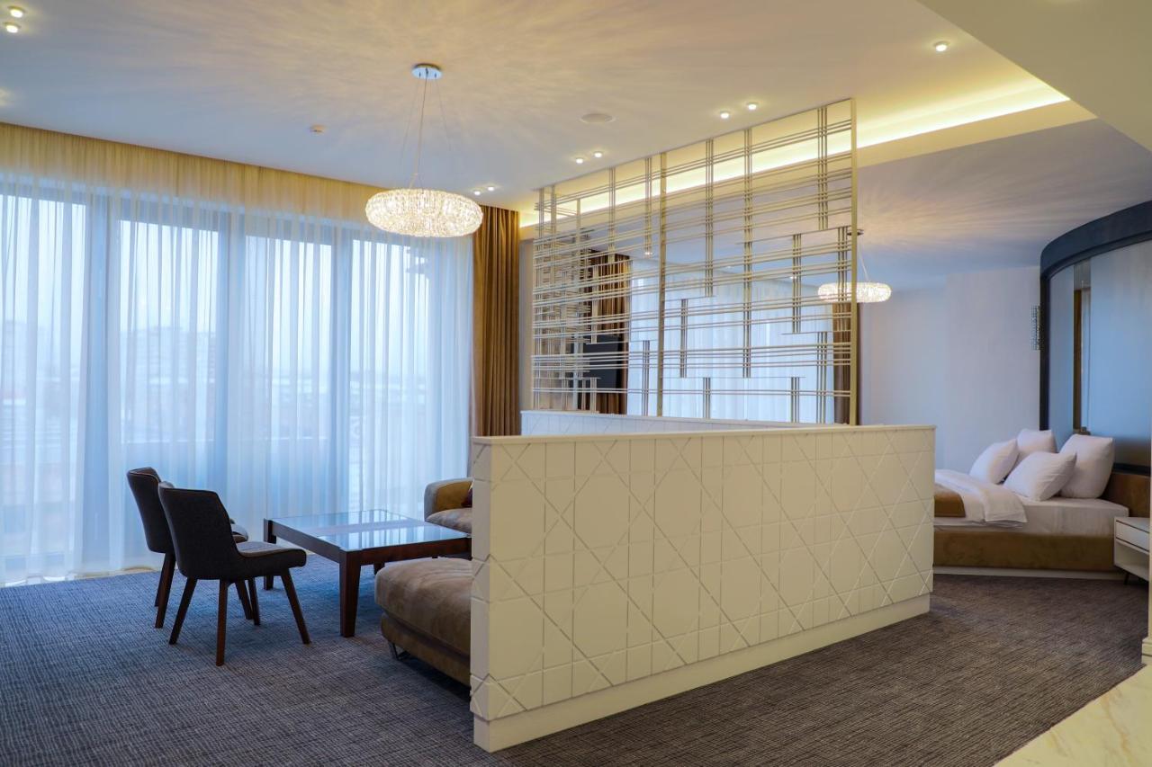 アガバビアンズ ホテル エレバン エクステリア 写真 A suite at the hotel