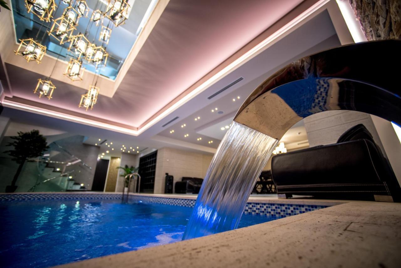 アガバビアンズ ホテル エレバン エクステリア 写真 The pool at the hotel
