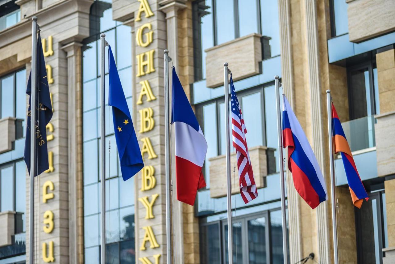 アガバビアンズ ホテル エレバン エクステリア 写真 Flags of the European Union, France, the United States, Russia and Armenia in front of the headquarters of the Eurasian Economic Union in Minsk